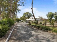 Classic Country Home Geelong 26
